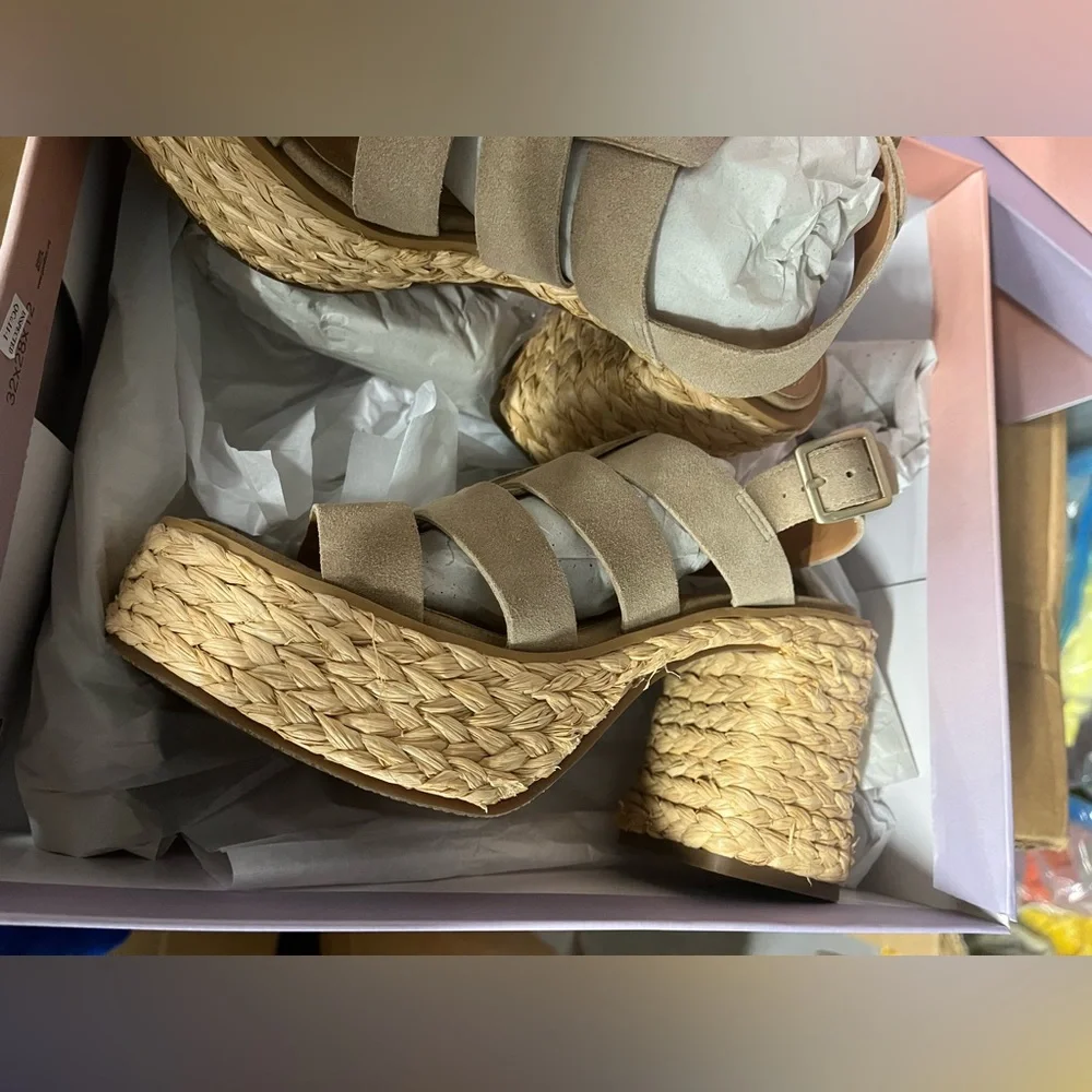 NWT Lisa Vicky Just Strappy Platform Sandal in Tan Split Suede - Size 7.5